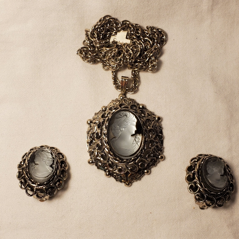 Vintage Cameo necklace pendant and clip on earring